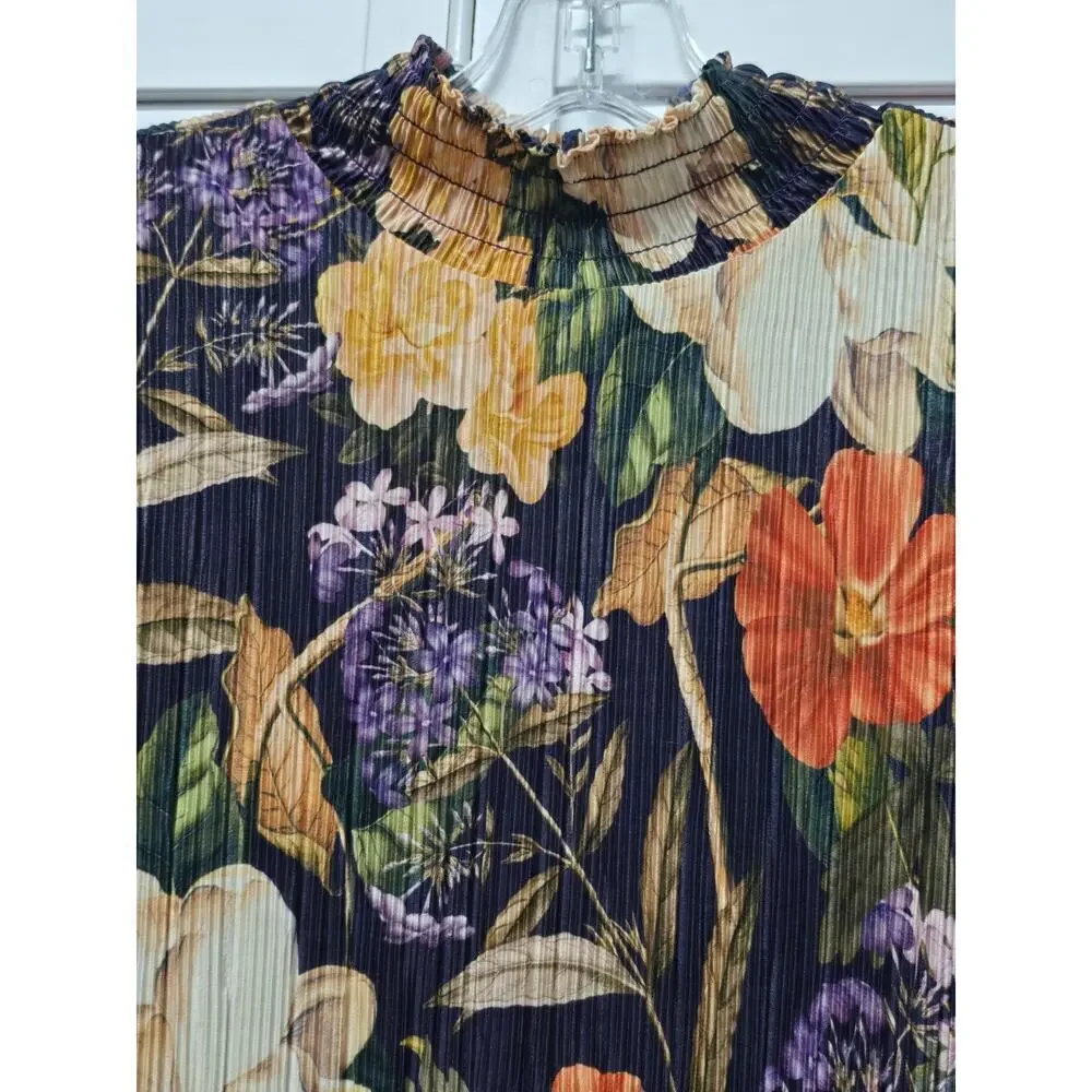 Chico’s Floral Mock Crinkle Top Size 0/ Small (color: DEWBERRY) EUC Chic Light